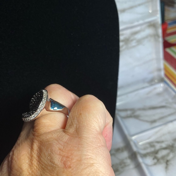 Lia Sophia Gold tone ring with black/white crystals size 8 or 9 - Picture 5 of 10